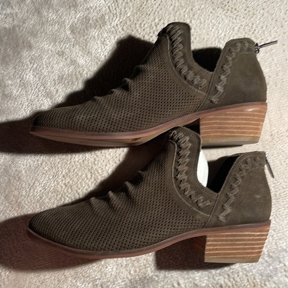 Vince Camuto Suede Ankle Booties. NWOT - Picture 3 of 6